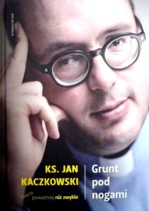Grunt pod nogami Ksiądz Jan Kaczkowski nieco poważniej niż zwykle
