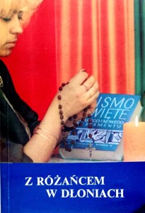 Z różańcem w dłoniach